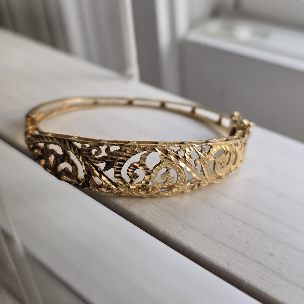 14k Gold Locking Diamond Cut Filigree Bangle Bracelet